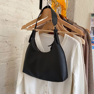 картинка Сумка мягкая эко кожа золотые пряжки и молния от магазина LonnaMag