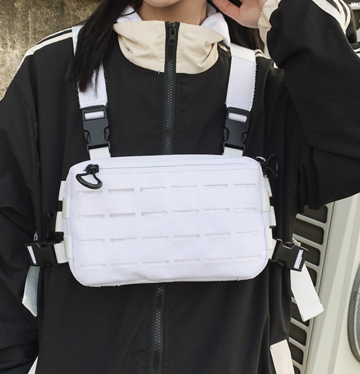 картинка Сумка прямоугольная через плечо пунктирные вырезы спереди ремни 6 карабинов от магазина LonnaMag