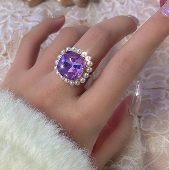 картинка Кольцо крупный квадратный фиолетовый камень вокруг жемчужины от магазина LonnaMag