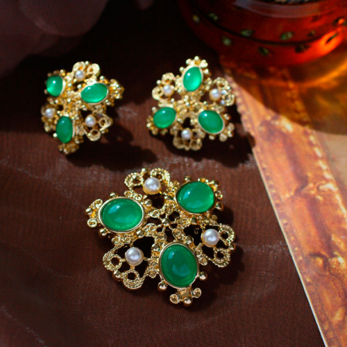 картинка Брошь в винтажном стиле с камнями под изумруд от магазина LonnaMag