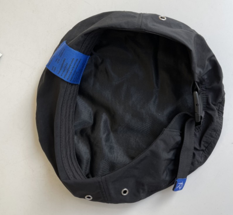 картинка Берет нашивка с надписью merci черный карабин от магазина LonnaMag