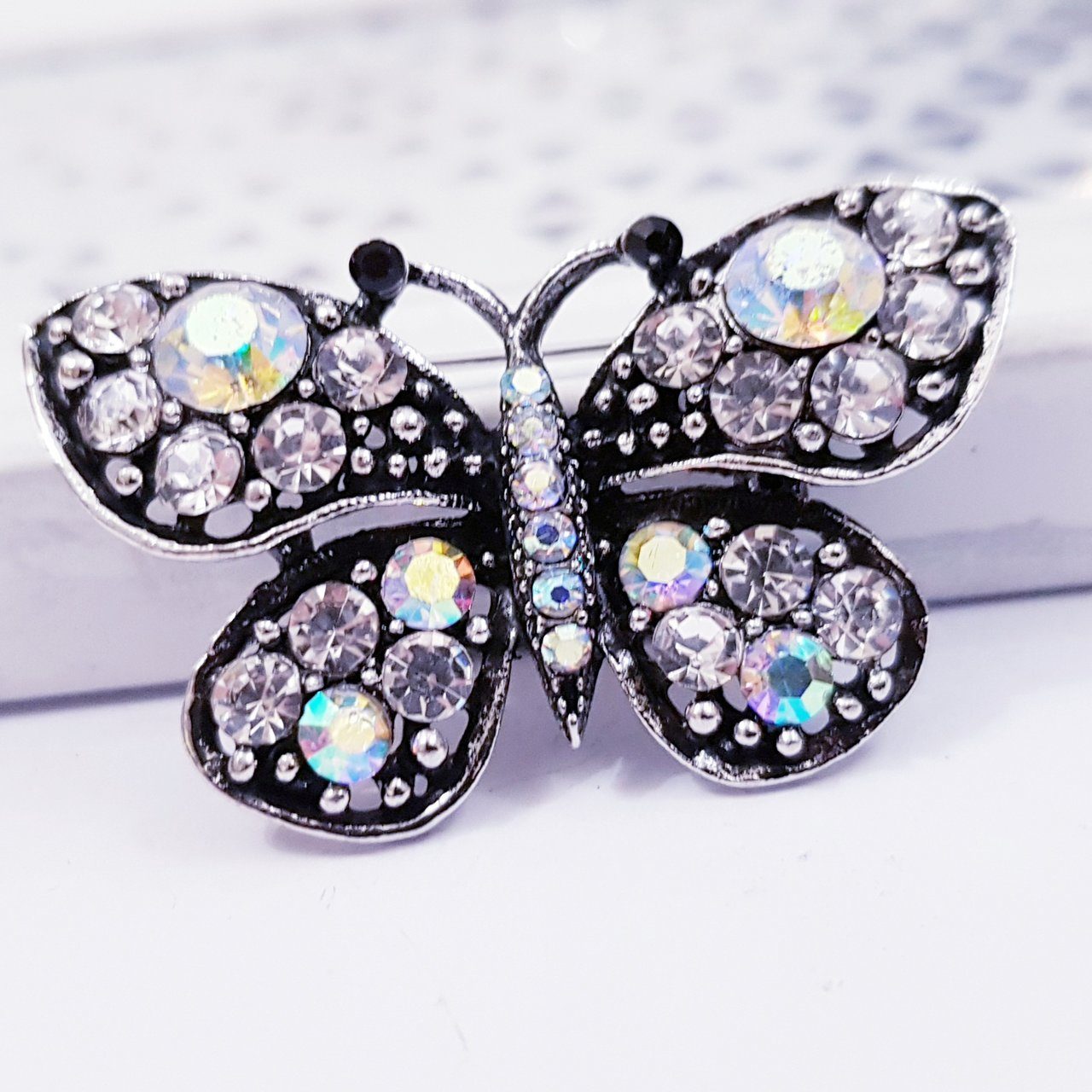 картинка Брошь "Бабочка" серебряный металл + стразы от магазина LonnaMag