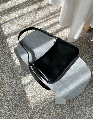 картинка Сумка багет однотон на одно плечо регулируемый ремень от магазина LonnaMag