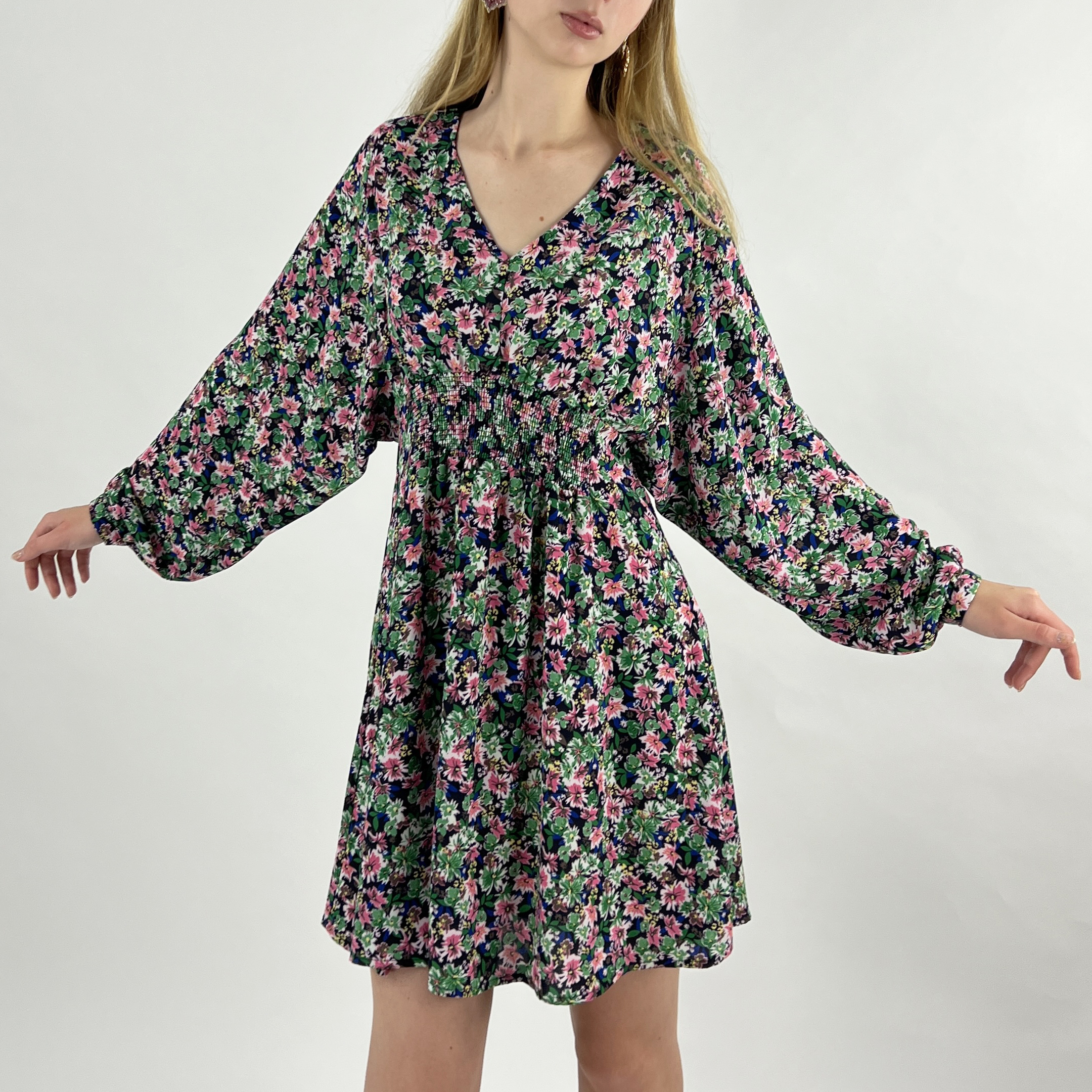 Картинка Платье мини талия на резинках юбка клеш V-вырез - мелкие цветы от магазина LonnaMag