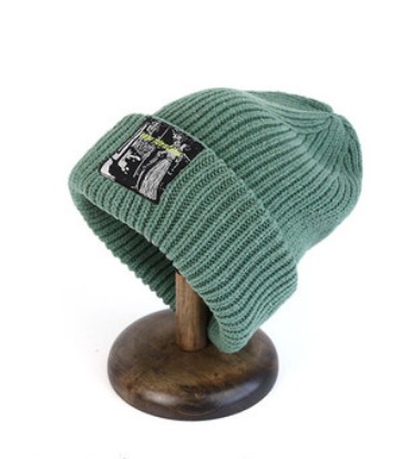 картинка Шапка вязаная нашивка чб с яркой надписью от магазина LonnaMag