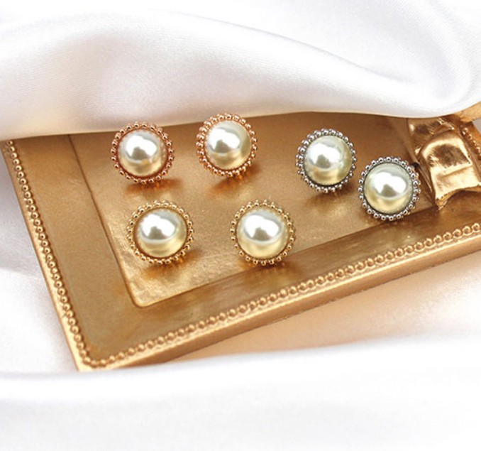 картинка Серьги гвоздики винтаж крупный жемчуг в каемке из точек от магазина LonnaMag