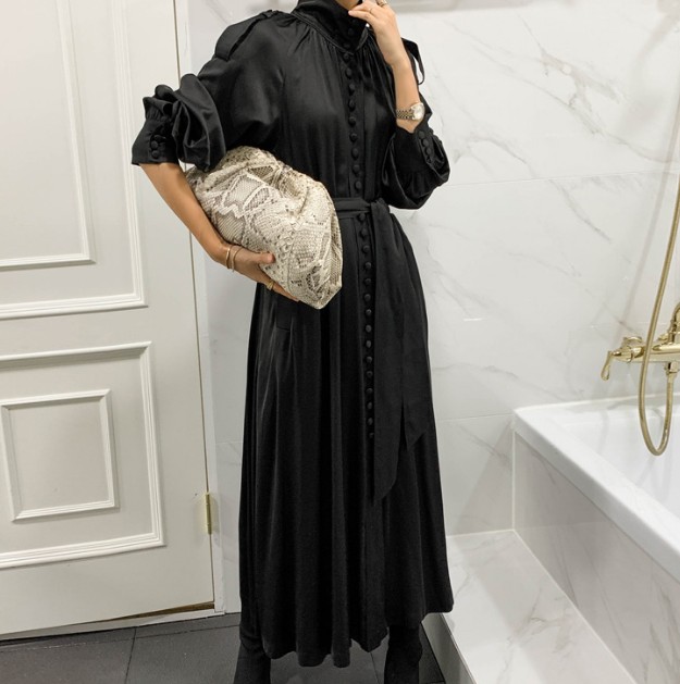 Картинка Платье миди атлас длинный объемный рукав пояс и пуговицы в цвет от магазина LonnaMag