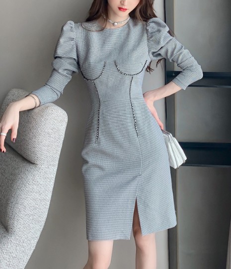 Картинка Платье по фигуре мелкая клетка стразы узор подчркивающий грудь от магазина LonnaMag