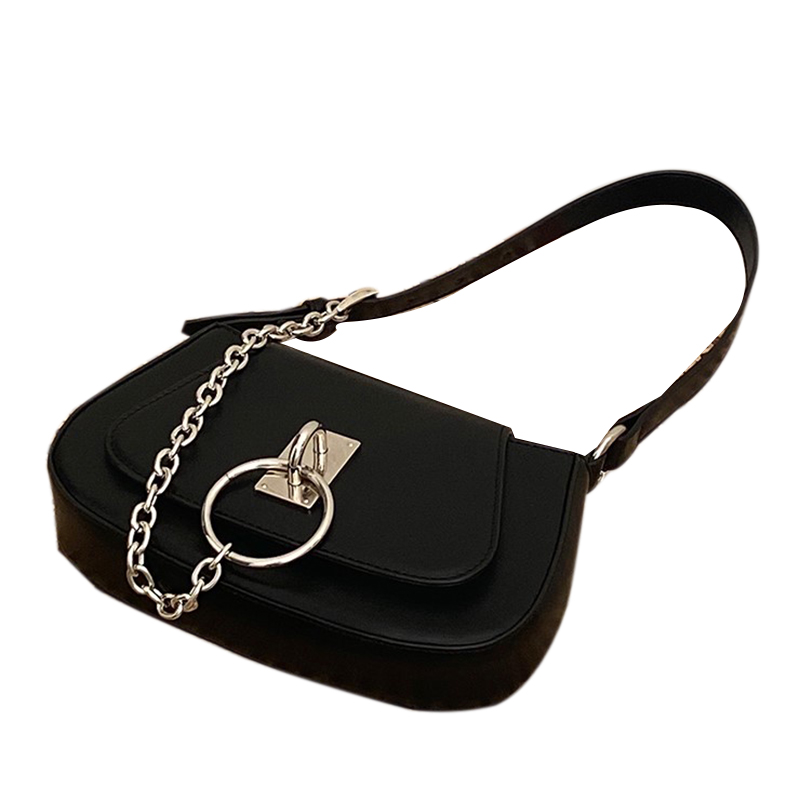 картинка Сумка полукруглая клапан с металл петлей и от нее цепь с кольцом от магазина LonnaMag