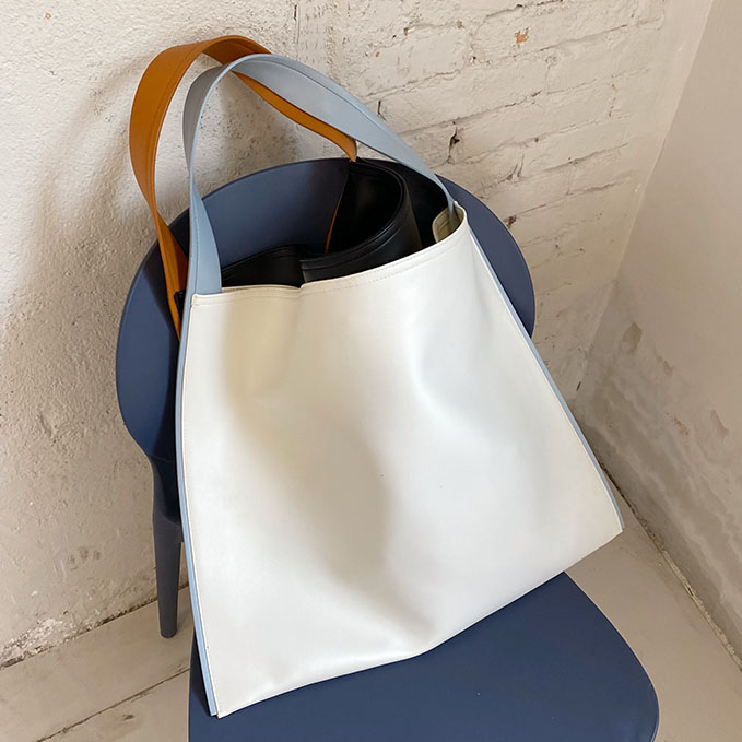 картинка Сумка квадратная плоская с одной ручкой от магазина LonnaMag