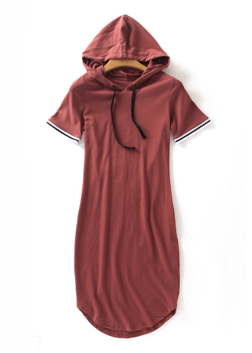 Картинка Платье спорт капюшон короткий рукав с полосатыми резинками от магазина LonnaMag