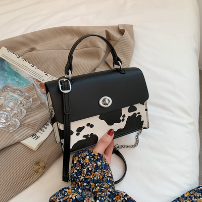 картинка Сумка мессенджер поворотный замок короткая ручка + цепочка принт Коровка от магазина LonnaMag