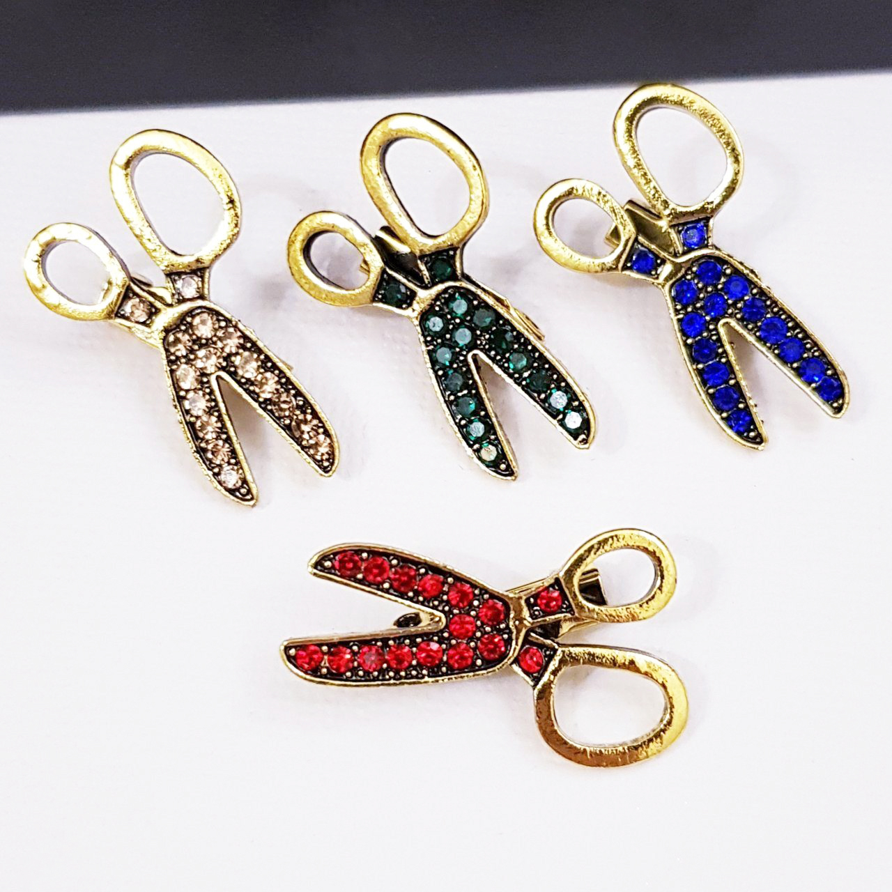 картинка Брошь мини Ножницы цветные стразы от магазина LonnaMag