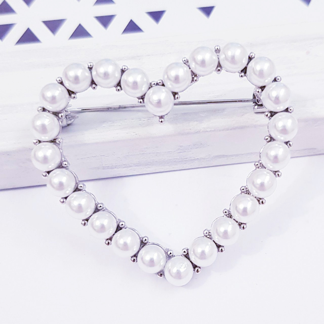 картинка Брошь Полое Сердце из жемчужин от магазина LonnaMag