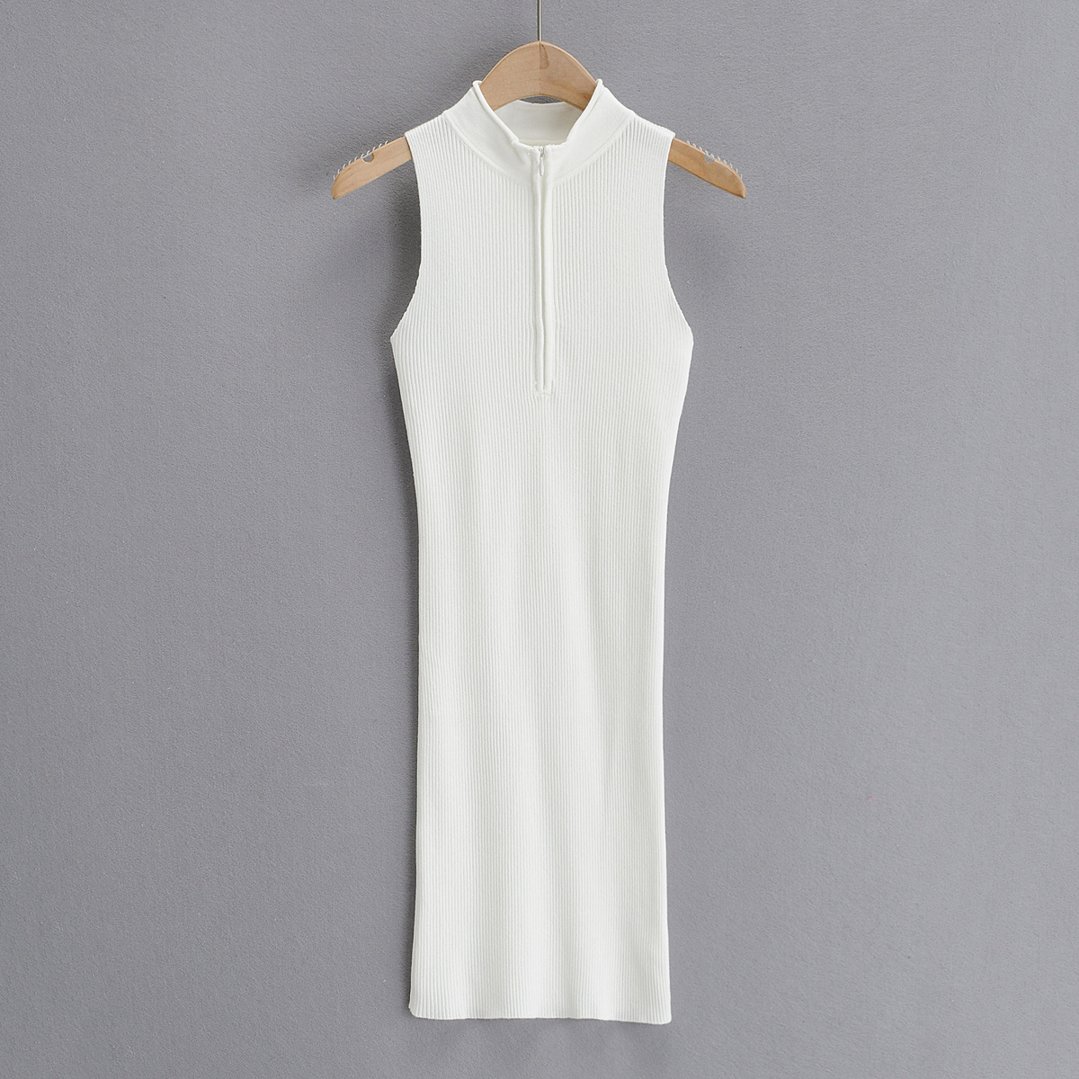 Картинка Платье миди трикотаж в рубчик без рукавов ворот стойка с замком от магазина LonnaMag