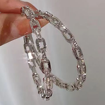 картинка Серьги кольца в виде цепи со стразами от магазина LonnaMag