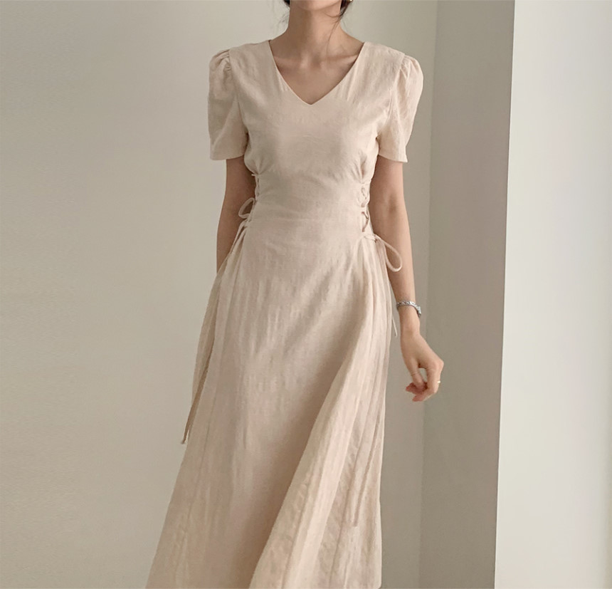 Картинка Платье миди V вырез по бокам шнуровка рельефные цветы от магазина LonnaMag