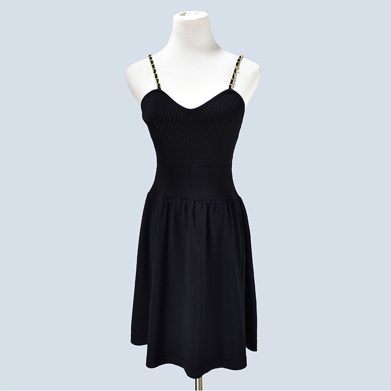 Картинка Платье трикотаж юбка клеш тонкие лямки сквозь золотую цепь от магазина LonnaMag