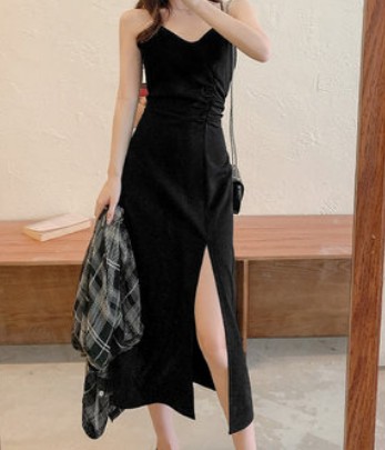 Картинка Платье миди черное на бретелях сборка под грудью разрез по ноге от магазина LonnaMag