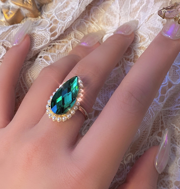 картинка Кольцо крупный изумрудный камень в виде капли вокруг жемчужины от магазина LonnaMag