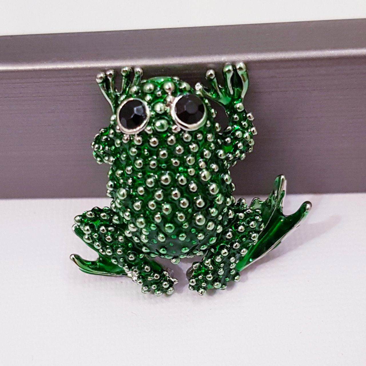 картинка Брошь Лягушка зеленая эмаль + металл от магазина LonnaMag