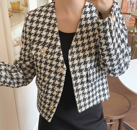 Картинка Пиджак укороченный V вырез пуговицы с жемчугом принт гусиная лапка от магазина LonnaMag