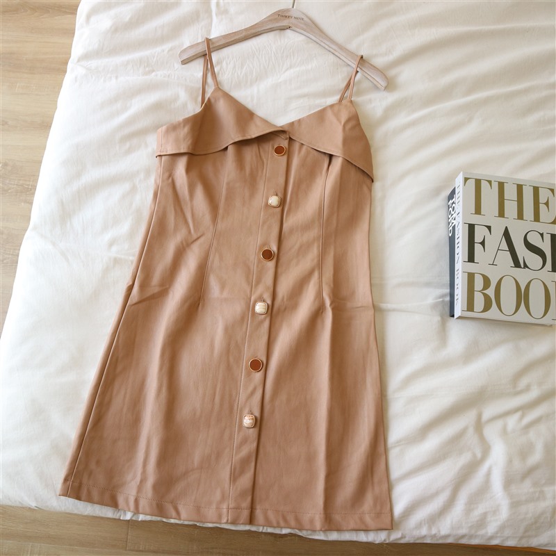 Картинка Платье на лямках эко-кожа разные пуговицы отвороты на груди от магазина LonnaMag