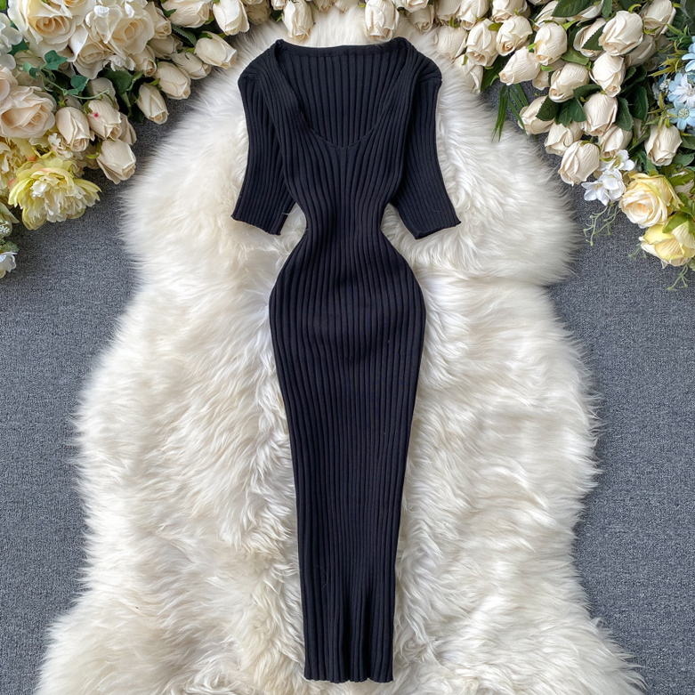 Картинка Платье миди в рубчик короткий рукав широкий V - вырез от магазина LonnaMag