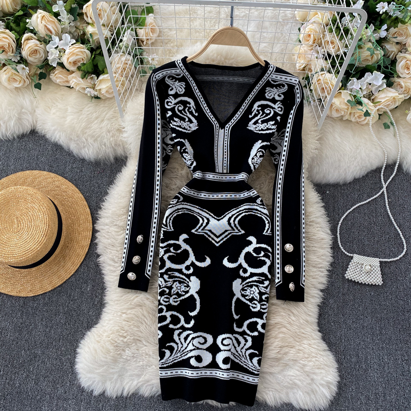 Картинка Платье трикотаж v - вырез узоры на рукаве 3 пуговицы от магазина LonnaMag