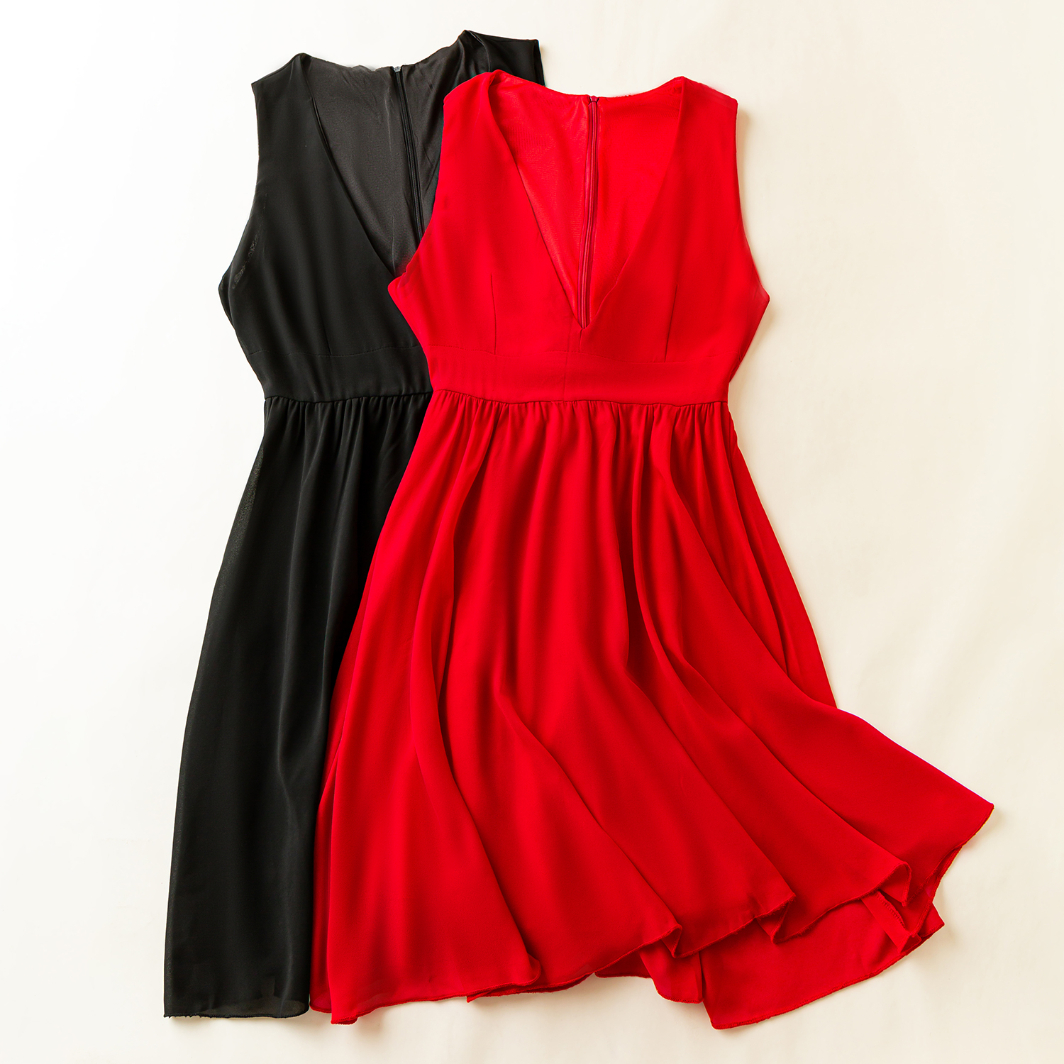 Картинка Платье без рукавов в стиле Монро юбка клеш V-вырез от магазина LonnaMag