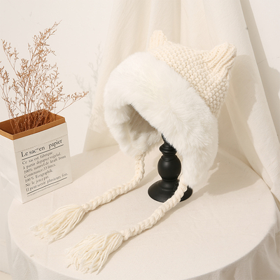 картинка Шапка вязаная с ушками большая завязки белый мех от магазина LonnaMag