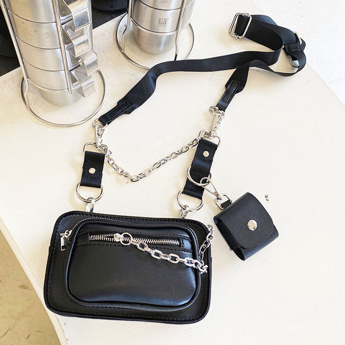 картинка Сумка мессенджер эко кожа 2 серебряные цепи + квадратный мини кошелек с клепкой от магазина LonnaMag