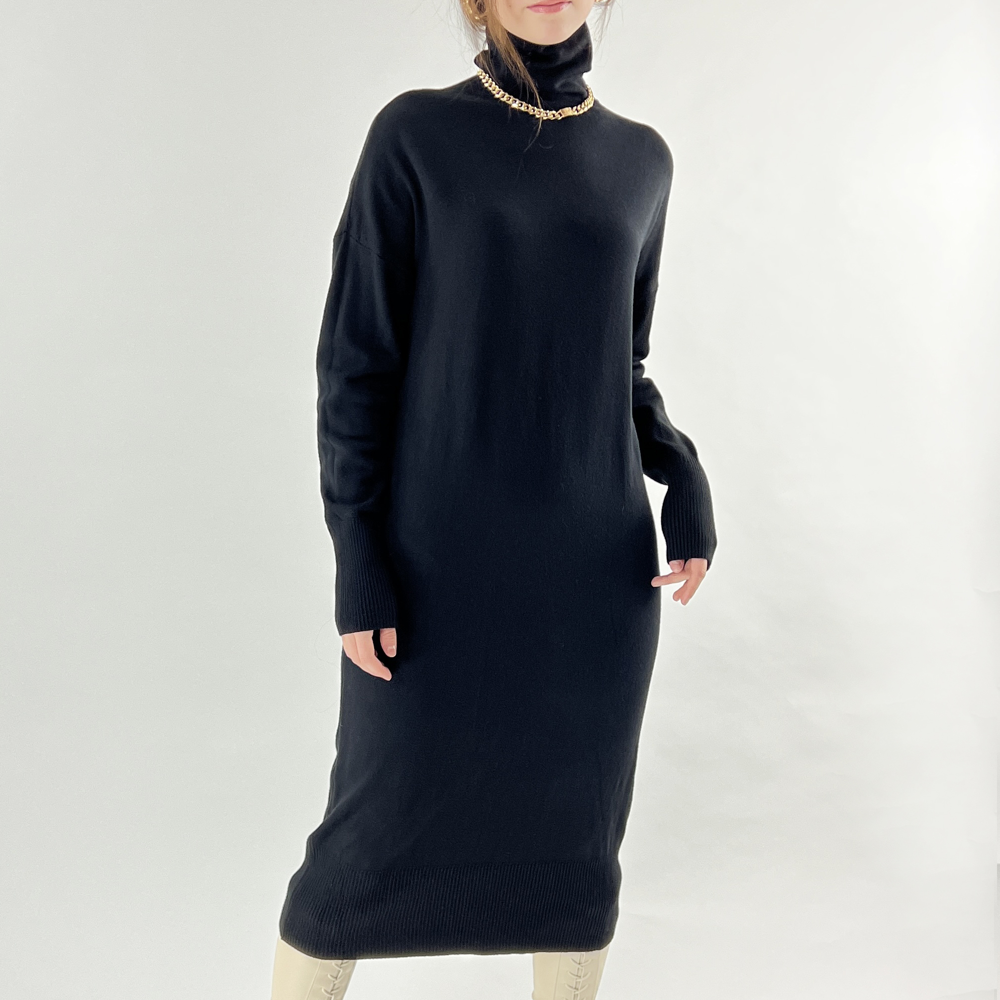 Картинка Платье ровный трикотаж высокий ворот водолазка рубчик снизу от магазина LonnaMag