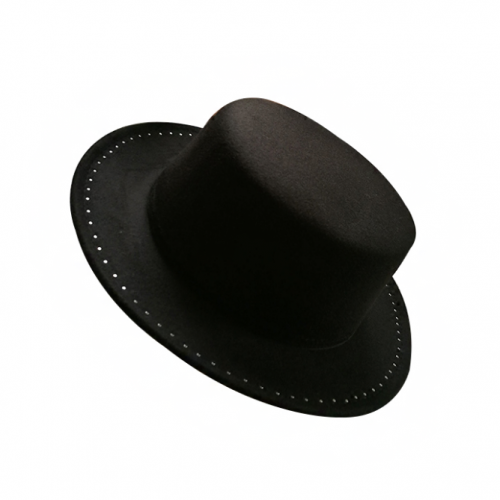 картинка Шляпа с жемчугом на внутренней стороне полей от магазина LonnaMag