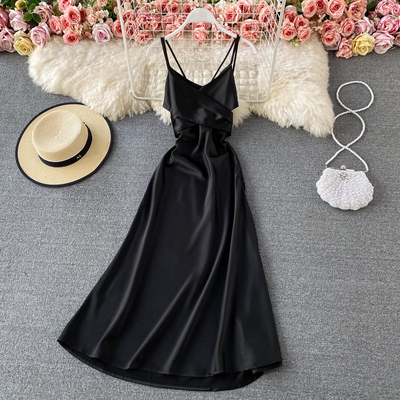 Картинка Платье на лямках миди атлас юбка клеш завязки от груди за спину от магазина LonnaMag