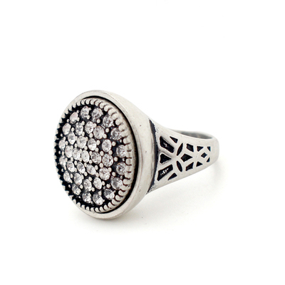 картинка Перстень серебряная окантока мелкие стразы камень от магазина LonnaMag