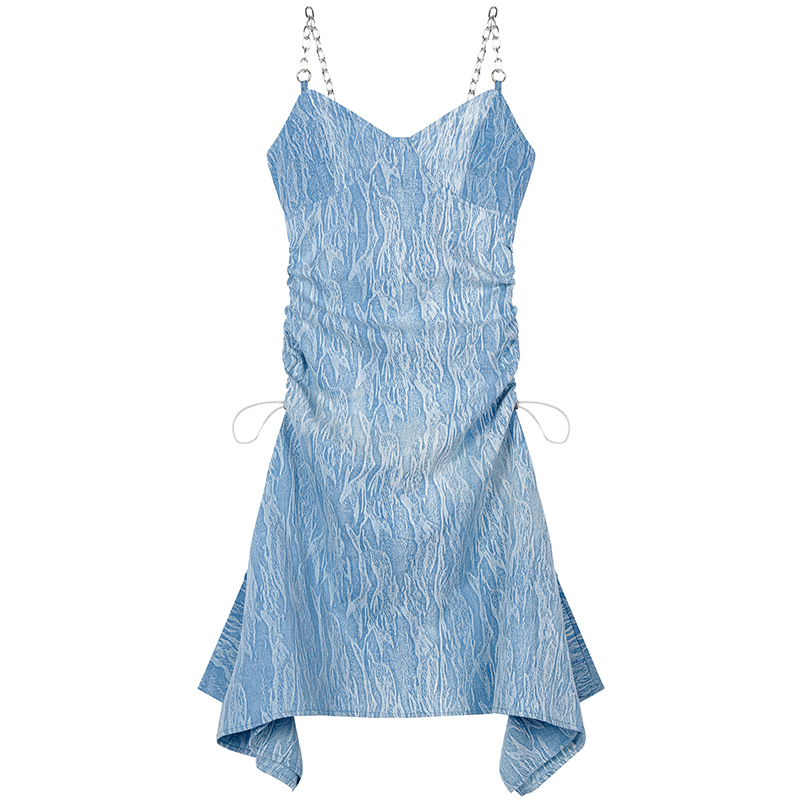 Картинка Платье мини под джинсу по бокам сборка лямки цепи от магазина LonnaMag