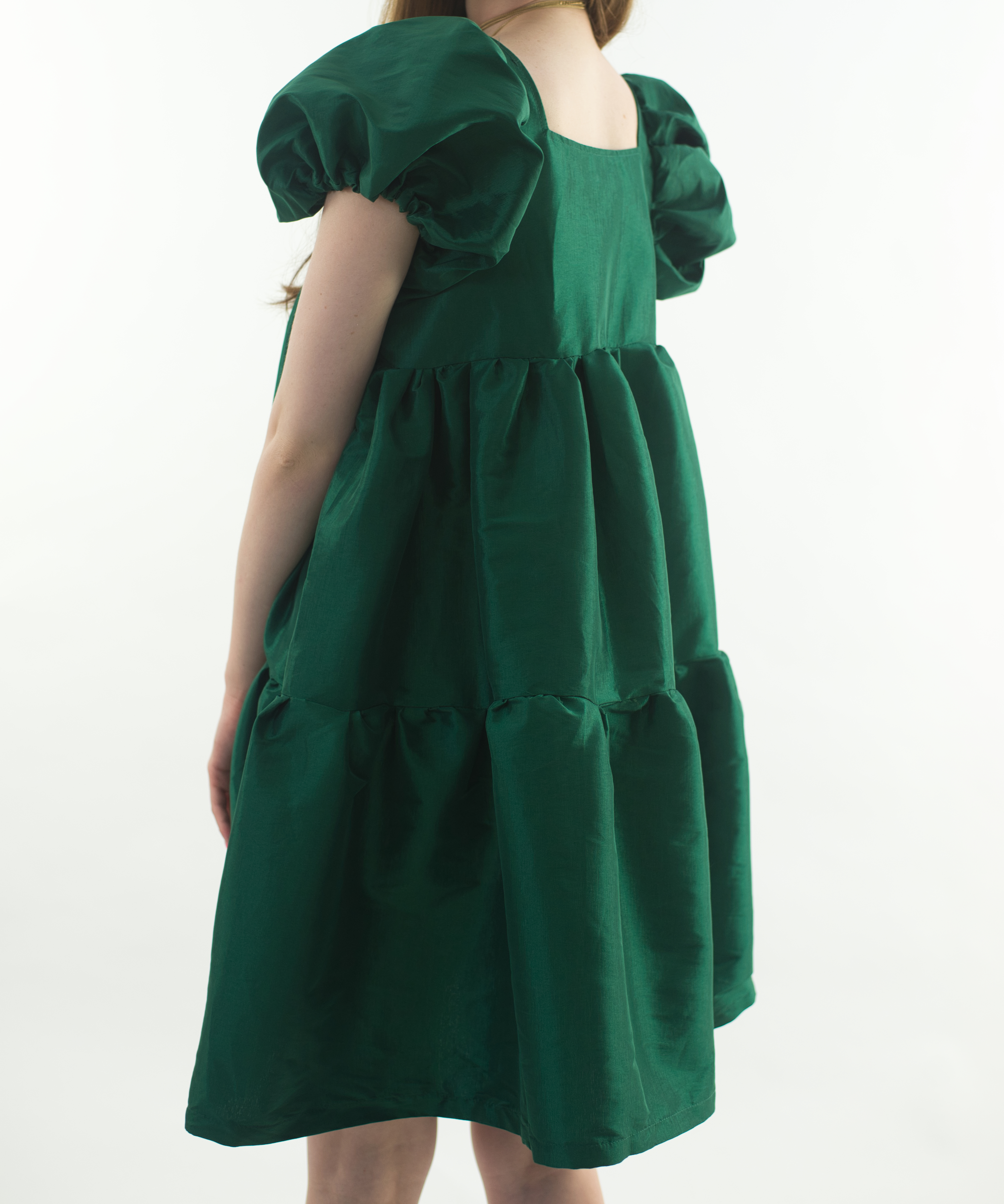 Картинка Платье мини пышное объемный короткий рукав цвет зеленый металлик от магазина LonnaMag