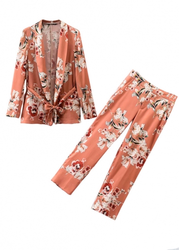 Картинка Пиджак бежевый с поясом красно-белые цветы от магазина LonnaMag