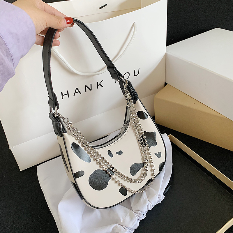 картинка Сумка полумесяц на плечо две цепи черные пятна от магазина LonnaMag