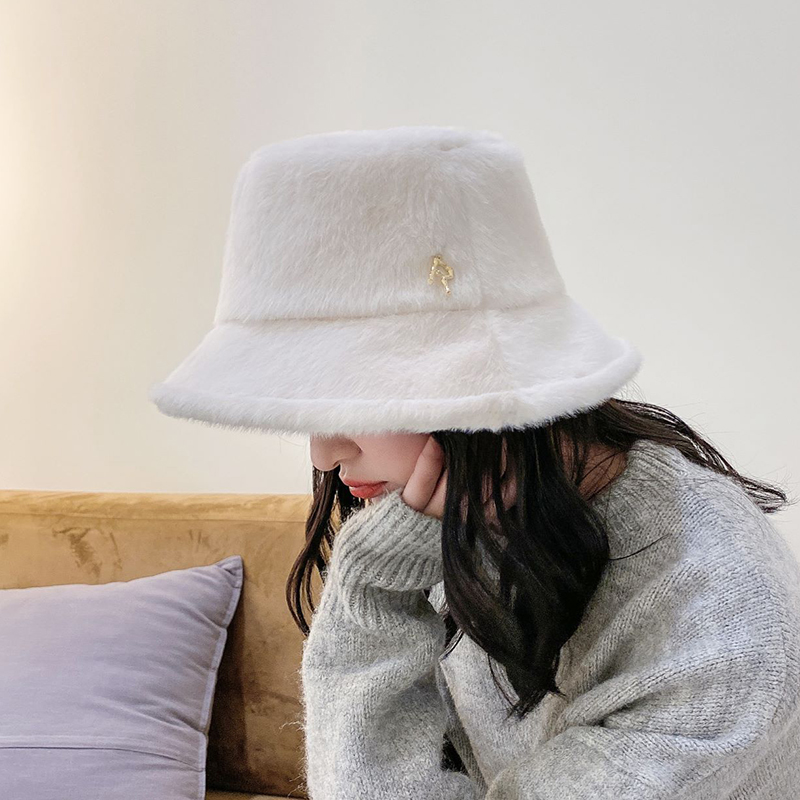 картинка Панама теплая пушистая золотая металл буква R от магазина LonnaMag