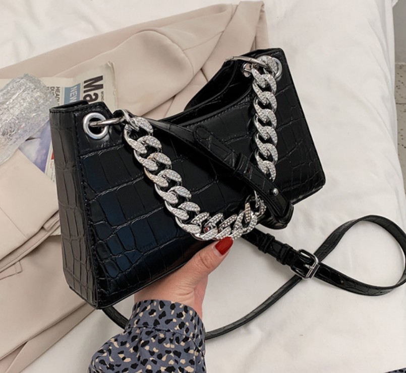 картинка Сумка крокодиловый принт крупная цепь в стразах + 2 регулируемых ремня от магазина LonnaMag