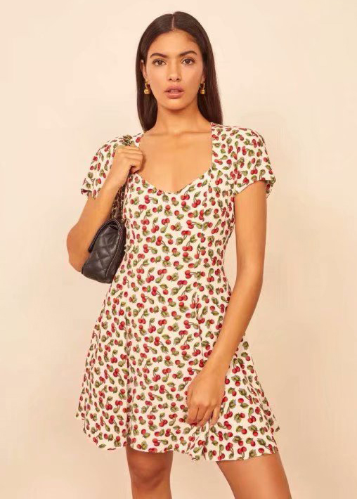 Картинка Платье легкое принт вишни бант на спине от магазина LonnaMag