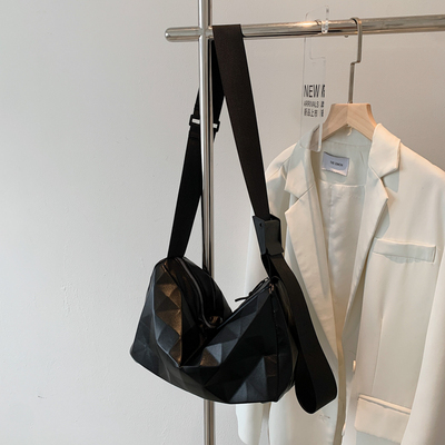 картинка Сумка мессенджер эко кожа широкий текстильный ремень рельеф треугольники от магазина LonnaMag