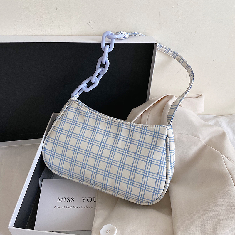 картинка Сумка багет принт Клетка рчка с цепью от магазина LonnaMag