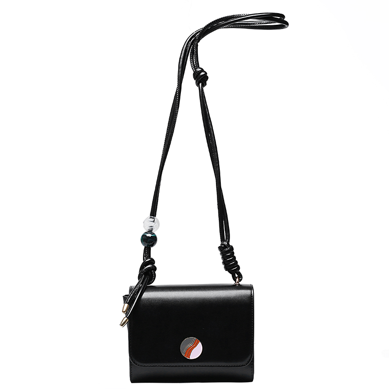 картинка Сумка маленькая квадратная длинный ремень с узелками 2 бусины от магазина LonnaMag