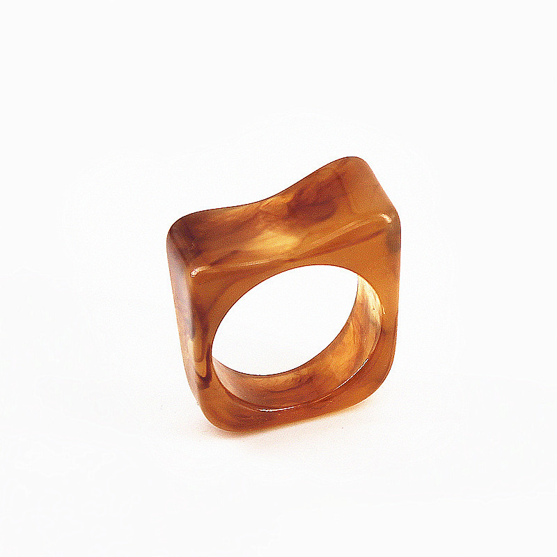 картинка Кольцо пластик неровный квадрат краска размыта дымкой от магазина LonnaMag