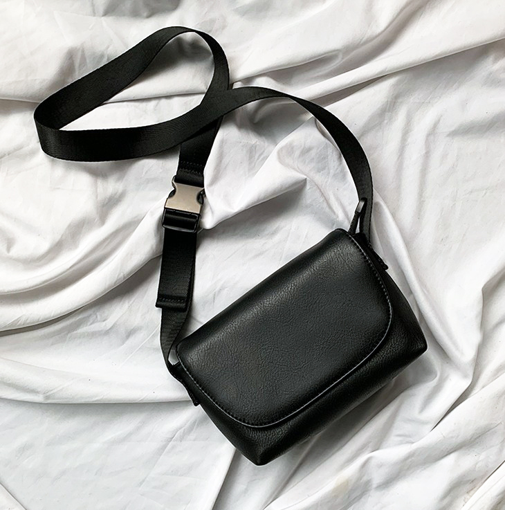картинка Сумка crossbody мини прямоугольник карабин на ремне от магазина LonnaMag