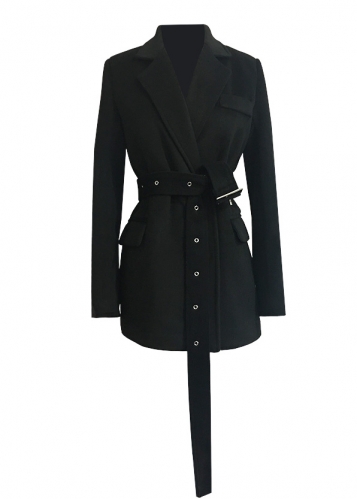 Картинка Жакет oversize с широкими плечами и длинным ремнем в заклепках от магазина LonnaMag