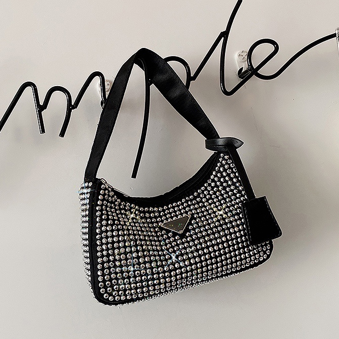 картинка Сумка багет в стразах треугольник хлястик от магазина LonnaMag